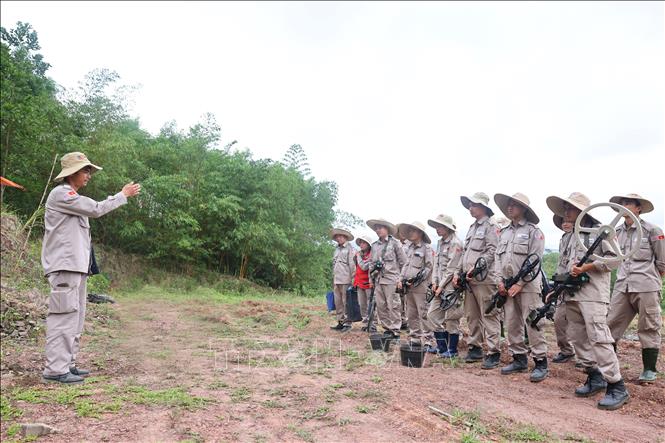 Đội rà phá, bom mìn BAC4 (PeaceTrees Quảng Trị) họp, phổ biến, quán triệt nhiêm vụ cho các thành viên trước khi thực hiện rà phá bom mìn. Ảnh: Minh Đức – TTXVN 