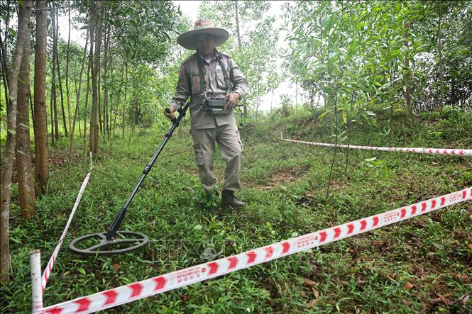 Đội rà phá, bom mìn BAC4 (PeaceTrees Quảng Trị) triển khai các công tác đảm bảo an toàn trước khi làm sạch những vùng đất trên địa bàn huyện Đakrông (Quảng Trị). Ảnh: Minh Đức – TTXVN