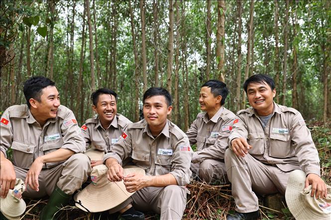 Giờ nghỉ giải lao của các thành viên đội rà phá BAC4 (PeaceTrees Quảng Trị) sau những giờ căng thẳng làm việc đem lại những diện tích đất sạch cho nhân dân trồng trọt, sản xuất. Ảnh: Minh Đức – TTXVN