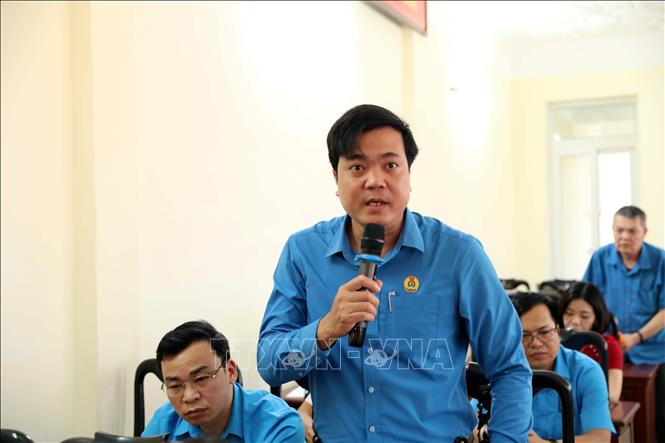 Đại diện Liên đoàn Lao động huyện Kim Bảng đóng góp ý kiến phản biên. Ảnh: Đại Nghĩa - TTXVN