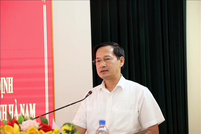 Lãnh đạo Sở Nội vụ Hà Nam trình bày dự thảo. Ảnh: Đại Nghĩa - TTXVN