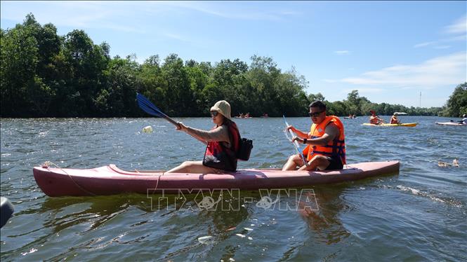 Foreign tourists experience kayak tours on Cua Can river in Phu Quoc island city. VNA Photo