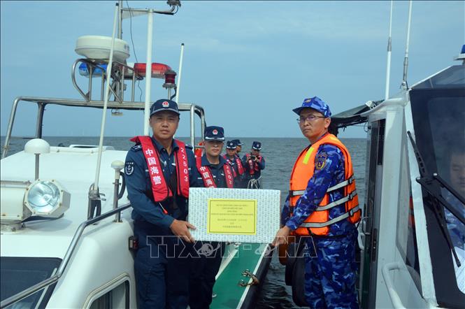 The coast guards of Vietnam and China conduct their joint patrol in the northern Gulf of Tonkin. VNA/Photo by courtesy