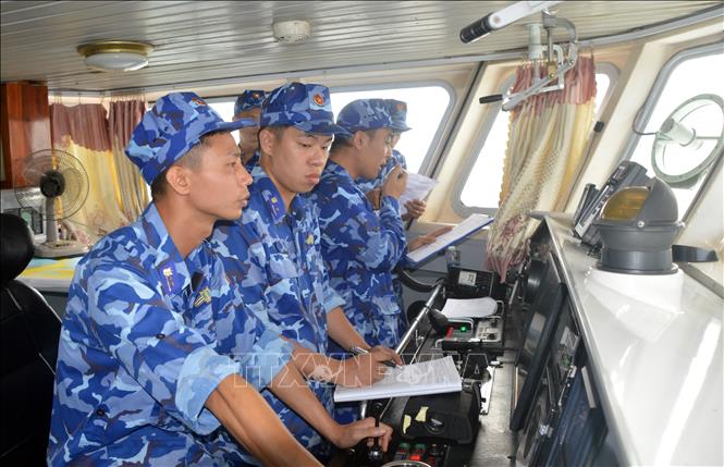 The coast guards of Vietnam make a phone call with the Chinese coast guards during the joint patrol. VNA/Photo by courtesy