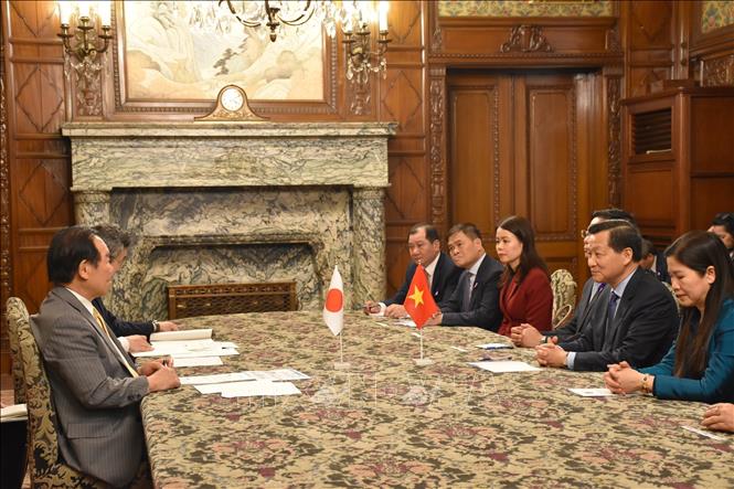 Deputy Prime Minister Le Minh Khai meets Speaker of the Japanese House of Representatives Nukaga Fukushiro. VNA Photo
