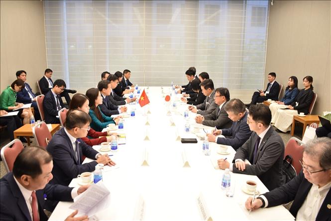 Deputy Prime Minister Le Minh Khai receivesCo-Chairmen of KEIDANREN's Japan-Vietnam Economic Committee Masayoshi Fujimoto and Masayuki Hyodo. VNA Photo