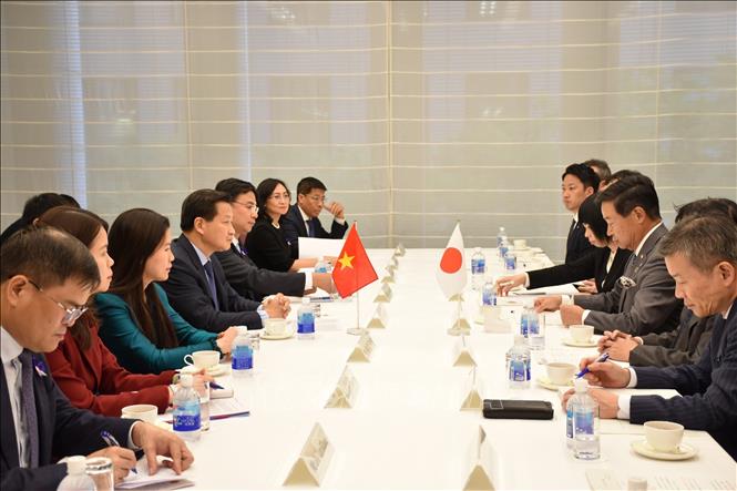 Deputy Prime Minister Le Minh Khai receivesCo-Chairmen of KEIDANREN's Japan-Vietnam Economic Committee Masayoshi Fujimoto and Masayuki Hyodo. VNA Photo