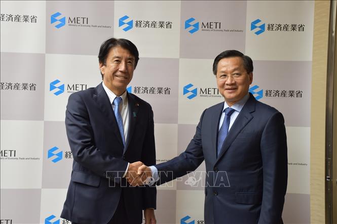 Deputy Prime Minister Le Minh Khai had a meeting with Japanese Minister of Economy, Trade and Industry Saito Ken. VNA Photo