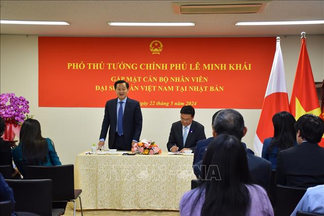 Deputy Prime Minister Le Minh Khai meets the staff of the Vietnamese Embassy in Japan. VNA Photo