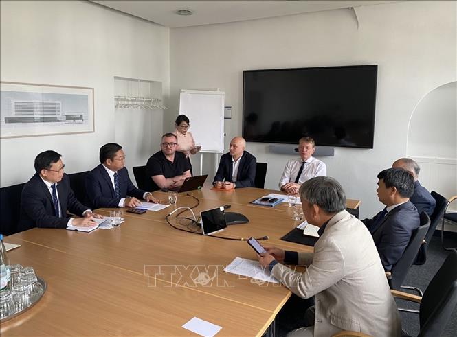 Đoàn công tác làm việc với Bệnh viện Đại học Goethe ở Frankfurt. Ảnh: TTXVN phát