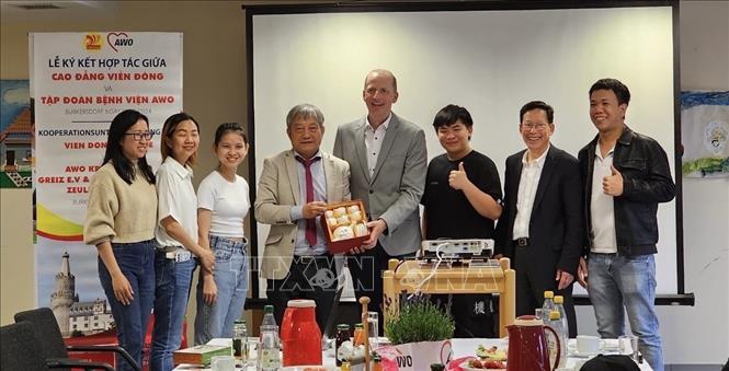 Đoàn công tác thăm công ty AWO chuyên về các nhà dưỡng lão ở thành phố Gera, bang Thuringia, nơi đang có 5 sinh viên điều dưỡng lão khoa của Trường Cao đẳng Viễn Đông, TP Hồ Chí Minh thực tập. Ảnh: TTXVN phát