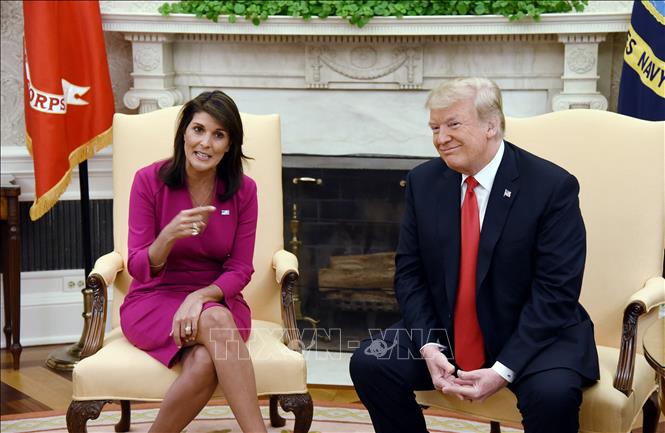 (Tư liệu): Ông Donald Trump lúc là Tổng thống Mỹ (phải) trong cuộc gặp Đại sứ Mỹ tại LHQ Nikki Haley tại Washington DC., ngày 9/10/2028. Ảnh: AFP/TTXVN 