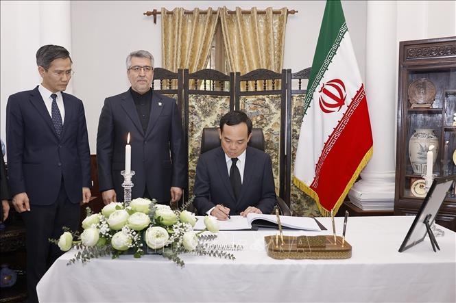 Deputy Prime Minister Tran Luu Quang writes in the condolence book at the the Iranian Embassy in Hanoi. VNA Photo: Doãn Tấn
