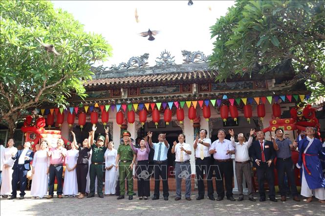 Đại biểu thả chim bồ câu tại Lễ hội. Ảnh: TTXVN phát