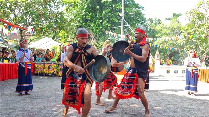 Tiết mục múa cồng chiêng của người Cor tại Lễ hội. Ảnh: TTXVN phát