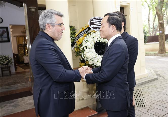 Deputy Prime Minister Tran Luu Quang on May 23 come to offer condolences to the Iranian Embassy in Hanoi over the deaths of the country’s President Ebrahim Raisi. VNA Photo: Doãn Tấn