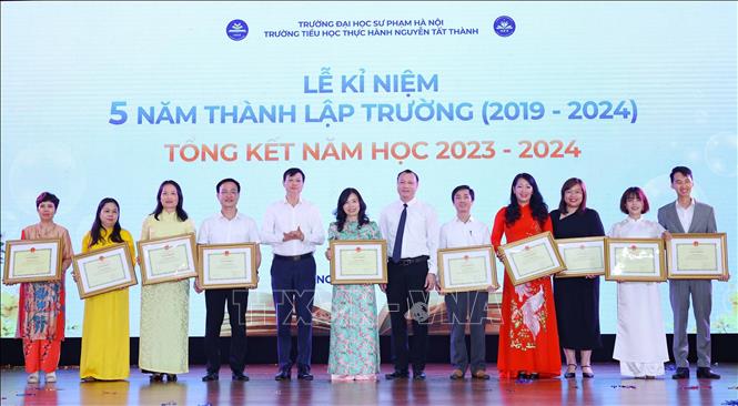 Hiệu trưởng trường Đại học Sư phạm Hà Nội khen thưởng 1 tập thể và 12 cán bộ, giáo viên có thành tích đóng góp tích cực trong quá trình xây dựng và phát triển trường Tiểu học thực hành Nguyễn Tất Thành giai đoạn 2019 - 2024. Ảnh: Thanh Tùng - TTXVN