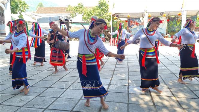 Tiết mục múa của đồng bào Cor tại Lễ hội. Ảnh: TTXVN phát