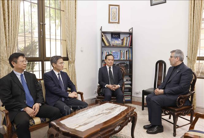 Deputy Prime Minister Tran Luu Quang on May 23 come to offer condolences to the Iranian Embassy in Hanoi over the deaths of the country’s President Ebrahim Raisi. VNA Photo: Doãn Tấn