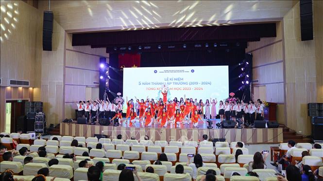 Sáng 23/5/2024, trường Tiểu học thực hành Nguyễn Tất Thành tổ chức Lễ kỷ niệm 5 năm thành lập trường và Tổng kết năm học 2023 - 2024. Ảnh: Thanh Tùng - TTXVN 