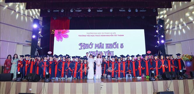 Những học sinh ngày đầu của trường Tiểu học thực hành Nguyễn Tất Thành nay đã trưởng thành. Ảnh: Thanh Tùng - TTXVN