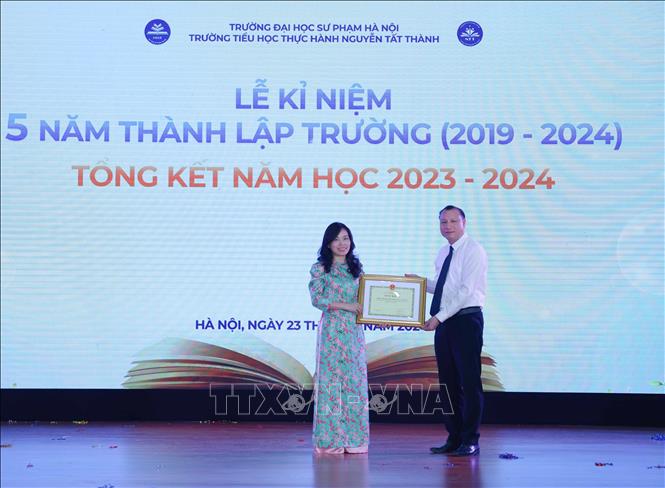 TS Ngô Vũ Thu Hằng – Hiệu trưởng trường Tiểu học thực hành Nguyễn Tất Thành nhận Giấy khen của trường Đại học Sư phạm Hà Nội. Ảnh: Thanh Tùng - TTXVN
