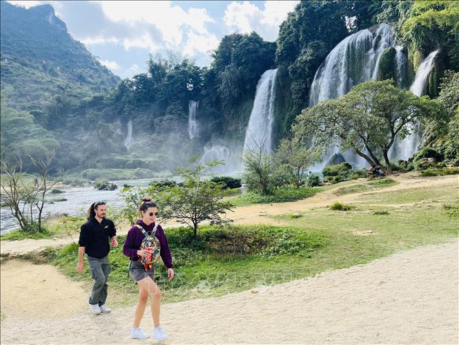 Not only one of the most beautiful waterfalls in Vietnam, Ban Gioc is also among the largest in Southeast Asia and one of the world's four largest waterfalls lying on a border of countries. VNA Photo: Chu Hiệu