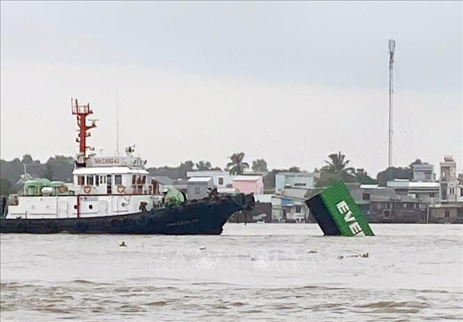Vụ va chạm hàng hải giữa tàu INTERASIA PURSUIT (quốc tịch Singapore) với sà lan mang biển kiểm soát SG 8259 làm 9 container rỗng bị rơi xuống sông. Ảnh: TTXVN phát