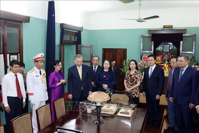 President To Lam talks to staff of House 67. VNA Photo: Thống Nhất