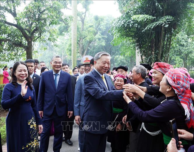 President To Lam meets visitors at the Presidential Palace complex. VNA Photo: Thống Nhất