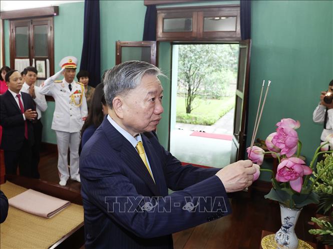 President To Lam offers incense to President Ho Chi Minh at House 67. VNA Photo: Thống Nhất 