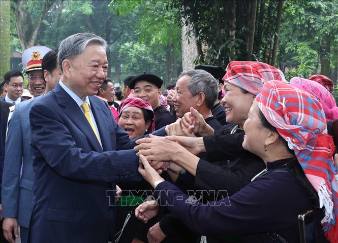 President To Lam meets visitors at the Presidential Palace complex. VNA Photo: Thống Nhất