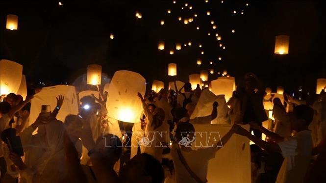 Hàng nghìn người tham gia thiền định và cầu nguyện tại khuôn viên đền Borobudur. Ảnh: Đào Trang - P/v TTXVN tại Indonesia