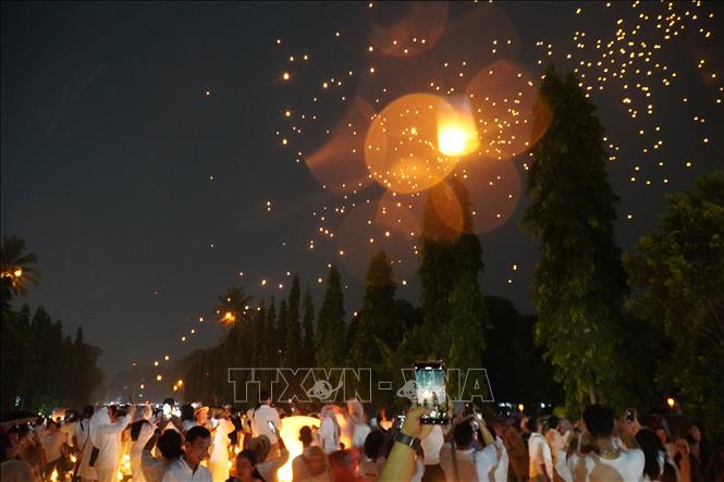Lễ hội thả đèn trời tại đền Borobudur. Ảnh: Đào Trang - P/v TTXVN tại Indonesia