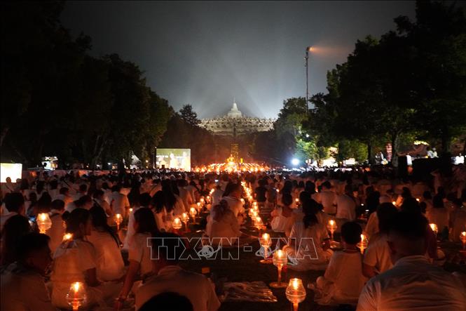 Hàng nghìn người tham gia thiền định và cầu nguyện tại khuôn viên đền Borobudur. Ảnh: Đào Trang - P/v TTXVN tại Indonesia