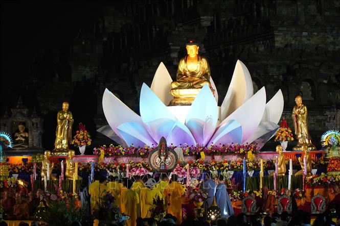 Các nhà sư thực hiện nghi lễ cầu nguyện tại đền Borobudur. Ảnh: Đào Trang - P/v TTXVN tại Indonesia