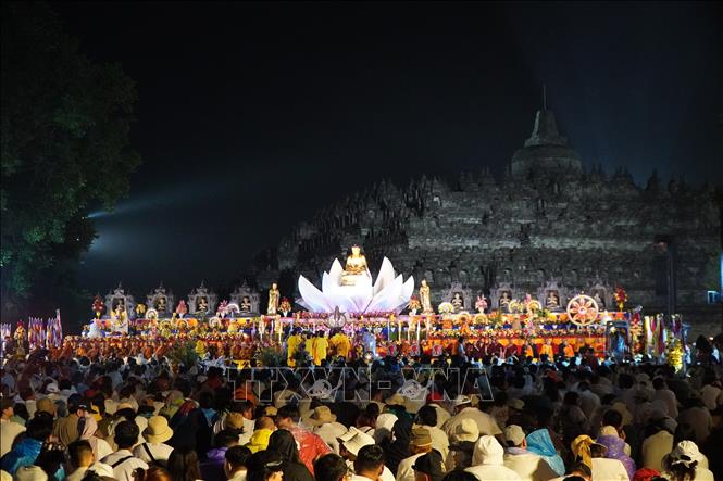 Các tăng ni, phật từ cầu nguyện trước khi thả đèn trời. Ảnh: Đào Trang - P/v TTXVN tại Indonesia