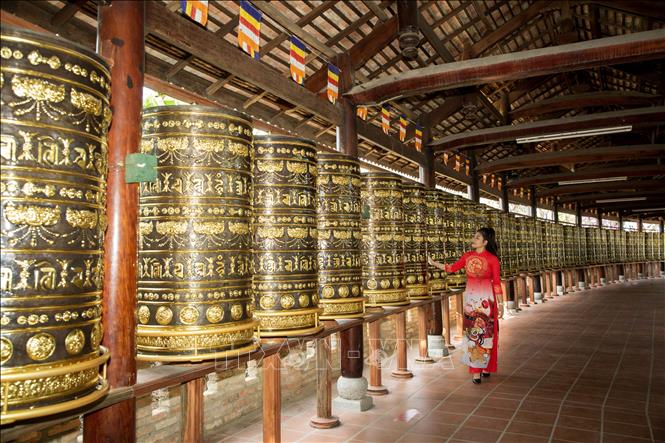 108 trụ kinh luân được bố trí trong khuôn viên chùa Thiền Lâm. Ảnh: Giang Phương - TTXVN