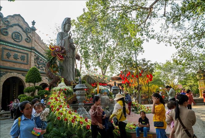 Người dân và du khách thập phương chiêm bái chùa Thiền Lâm. Ảnh: Giang Phương - TTXVN