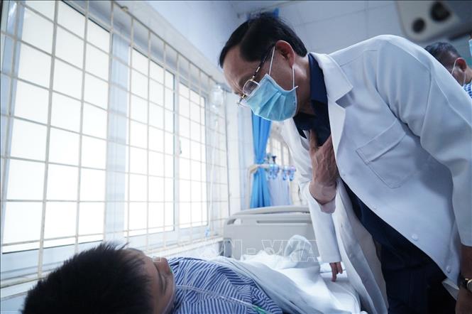 Phó Chủ tịch Quốc hội Trần Quang Phương thăm hỏi nạn nhân vụ cháy tại Bệnh viện GTVT. Ảnh: Việt Anh - TTXVN
