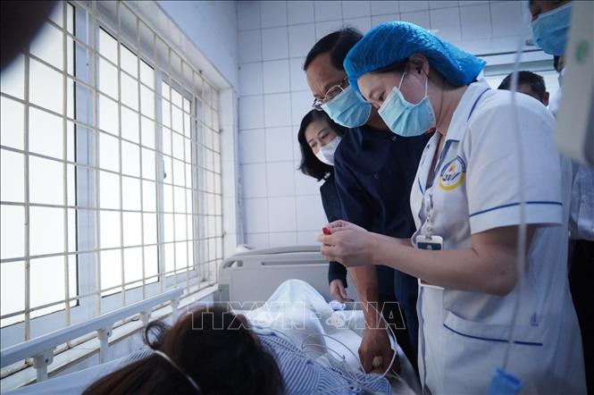 Phó Chủ tịch Quốc hội Trần Quang Phương thăm hỏi các nạn nhân vụ cháy tại bệnh viện GTVT. Ảnh: Việt Anh - TTXVN