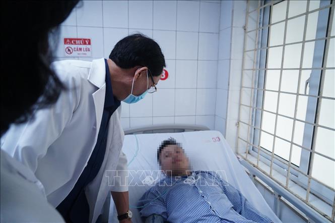 Phó Chủ tịch Quốc hội Trần Quang Phương thăm hỏi các nạn nhân vụ cháy tại bệnh viện GTVT. Ảnh: Việt Anh - TTXVN