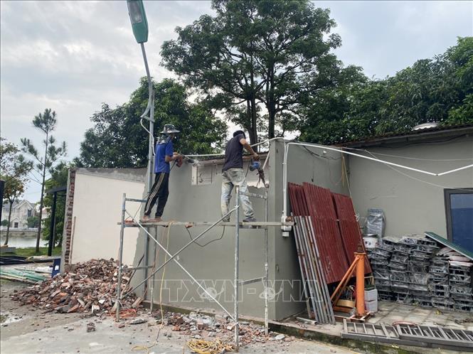 Người dân tự giác tháo dỡ công trình xây dựng vi phạm ven hồ Đầm Vạc. Ảnh: Nguyễn Thảo - TTXVN