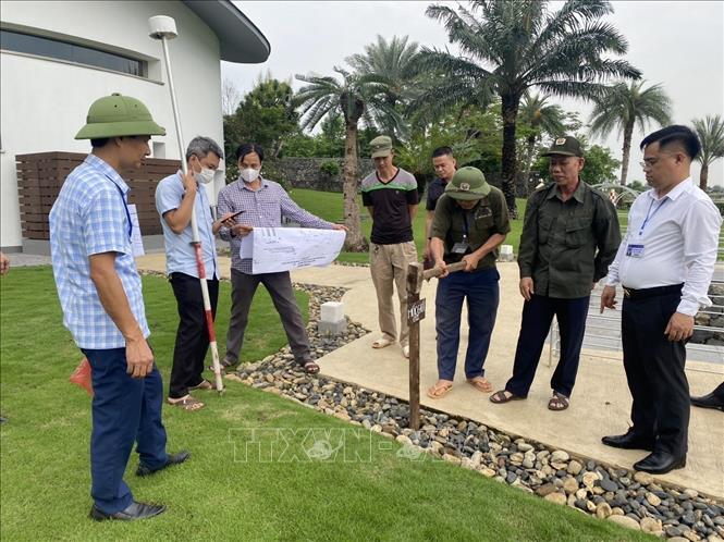 Chính quyền địa phương phối hợp với một số cơ quan, đơn vị tổ chức cắm mốc ngoài thực địa. Ảnh: Nguyễn Thảo - TTXVN
