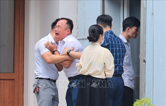 Người nhà nạn nhân đau xót khi nhận diện người thân tại nhà tang lễ của bệnh viện 19/8. Ảnh: Hoàng Hiếu - TTXVN