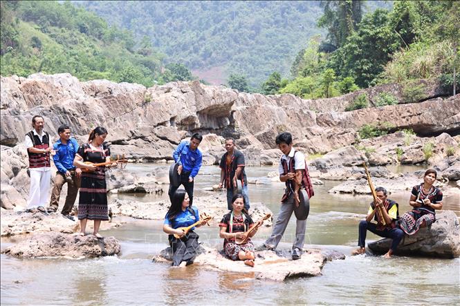 Đoàn viên, thanh niên dân tộc Pa Cô, Vân Kiều luyện tập dân ca, dân vũ và đánh cồng chiêng tại xã Tà Rụt, huyện Đakrông. Ảnh: Minh Đức – TTXVN