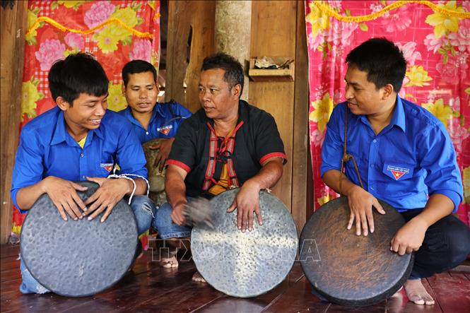 Đoàn viên, thanh niên dân tộc Pa Cô, Vân Kiều luôn tích cực gìn giữ và phát huy nghệ thuật truyền thống. Ảnh: Minh Đức – TTXVN