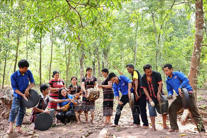 Đoàn viên, thanh niên dân tộc Pa Cô, Vân Kiều luyện tập dân ca, dân vũ và đánh cồng chiêng tại xã Tà Rụt, huyện Đakrông. Ảnh: Minh Đức – TTXVN