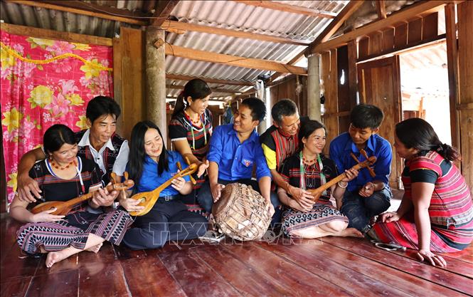 Đoàn viên, thanh niên dân tộc Pa Cô, Vân Kiều luyện tập dân ca, dân vũ và đánh cồng chiêng tại xã Tà Rụt, huyện Đakrông. Ảnh: Minh Đức – TTXVN