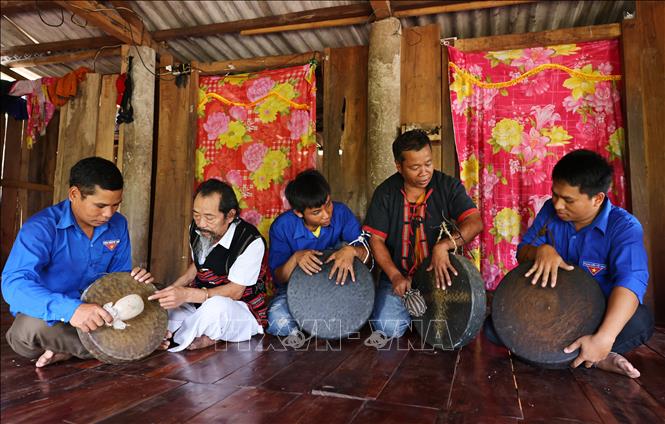 Đoàn viên, thanh niên dân tộc Pa Cô, Vân Kiều luôn tích cực gìn giữ và phát huy nghệ thuật truyền thống của đồng bào dân tộc huyện Đakrông. Ảnh: Minh Đức – TTXVN